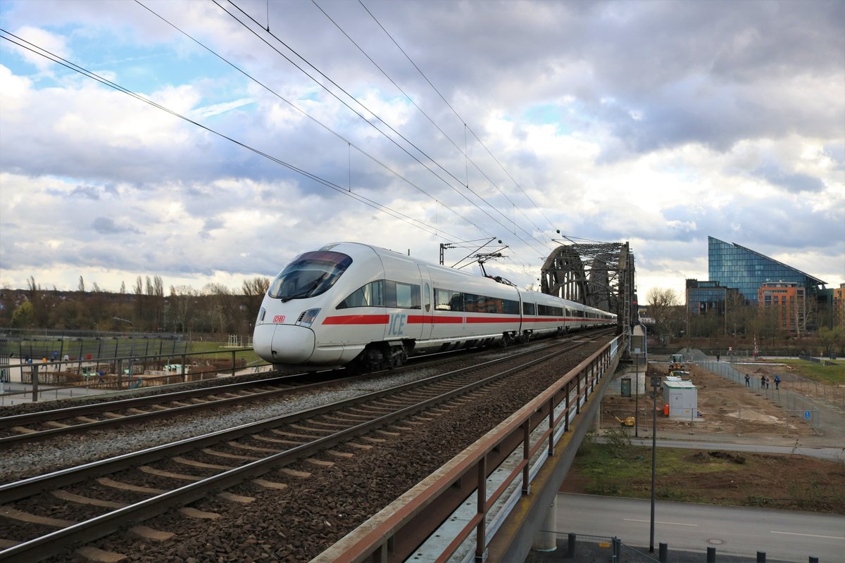 DB Fernverkehr ICE-T Doppeltraktion (411 xxx + 411 xxx) am 09.03.19 auf der Deutschherrenbrücke in Frankfurt am Main von einen Steg aus fotografiert