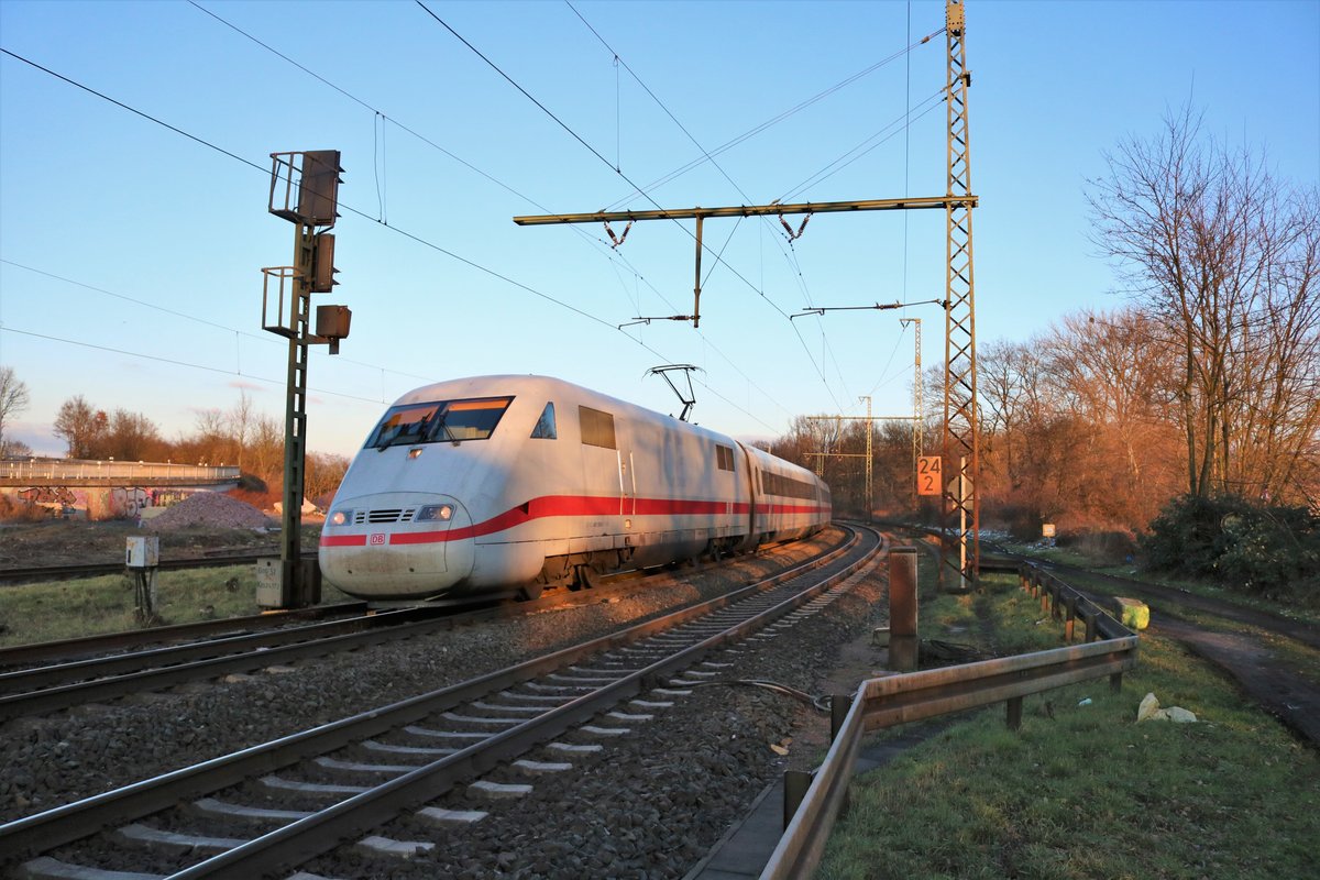 DB Fernverkehr ICE1 (401 xxx-x) am 05.02.18 in Hanau Nordeinfahrt von einen Gehweg aus fotografiert