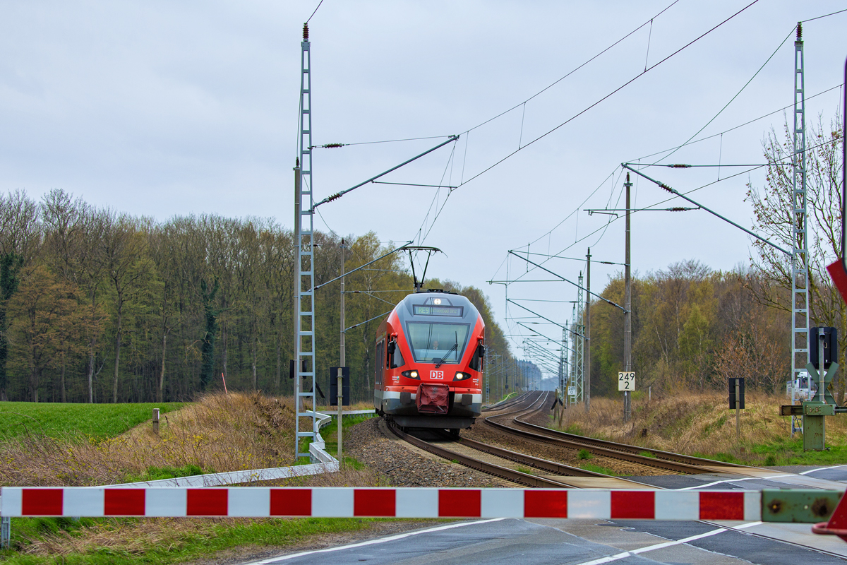 DB FLIRT am Bahnübergang zwischen Teschenhagen und Bergen (Rügen). - 23.04.2017
