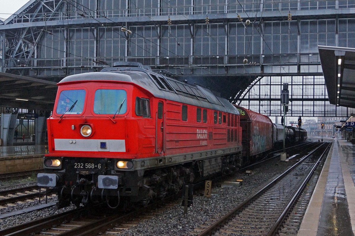 DB: Fotografenglück. Am Morgen des 9. Dezember 2013 konnten im Bahnhof Bremen innert kurzer Zeit gleich zwei  Ludmillas  der ehemaligen Deutschen Reichsbahn fotografiert werden. Die dunkelrote BR 132 004-3 brachte einen Bauzug nach Bremen und die BR 232 568-6 bretterte mit einem langen Güterzug durch die Bahnhofshalle.
Foto: Walter Ruetsch