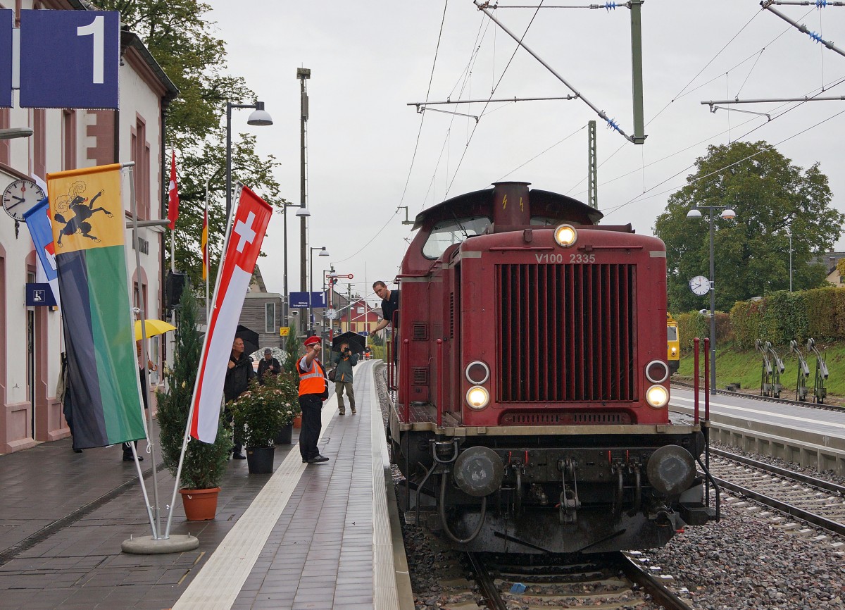 DB Hochrheinbahn: EINWEIHUNGSFEST nach Fertigstellung der Strecke Schaffhausen-Erzingen (Baden) vom Samstag den 5. Oktober 2013. Die dunkelrote V 100 2335 whrend der Ankunft in Neunkirch.