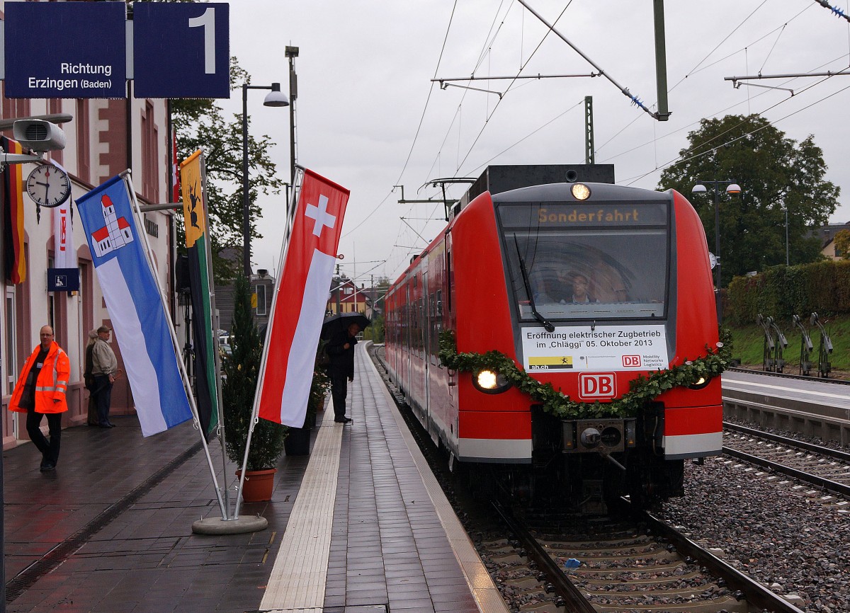 DB Hochrheinbahn: EINWEIHUNGSFEST nach Fertigstellung der Strecke Schaffhausen-Erzingen (Baden) vom Samstag den 5. Oktober 2013. Der erste elektrische Zug, bestehend aus dem 426 014, nach der Wiederinbetriebnahme der umgebauten Linie bei der Ankunft in Neunkirch.
Foto: Walter Ruetsch