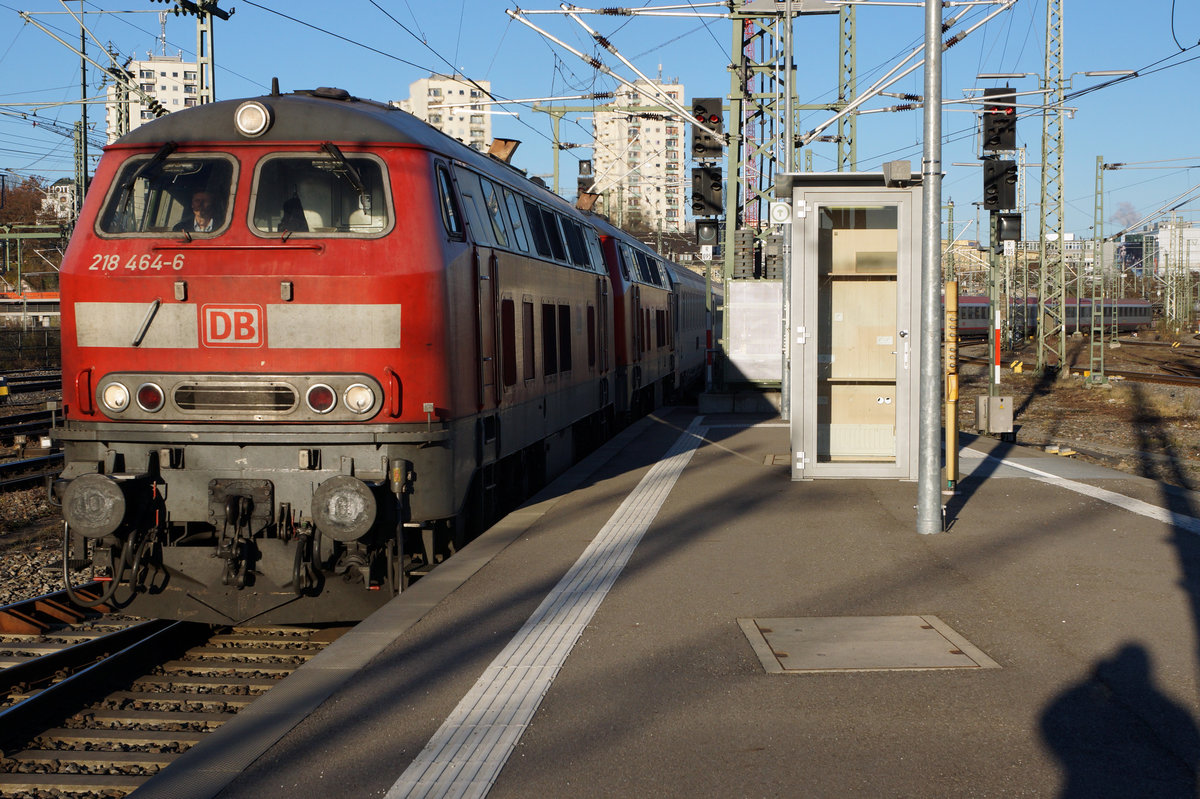 DB: Impressionen des Bahnhofs Stuttgart Hbf vom 3. Dezember 2016.
Einfahrt des IC aus Innsbruck von dem ich bereits Bilder von Lindau und Friedrichshafen Stadt eingestellt habe. Auch wenn der alte Bahnhof Stuttgart nicht fotogen ist, ist der Zug bis zum letzten ÖBB-Wagen sichtbar. Während diesem Zwischenhalt wird dieser IC für die Weiterfahrt nach MÜNSTER (WESTF) HBF mit einer Lok der BR 101 bespannt.
Foto: Walter Ruetsch