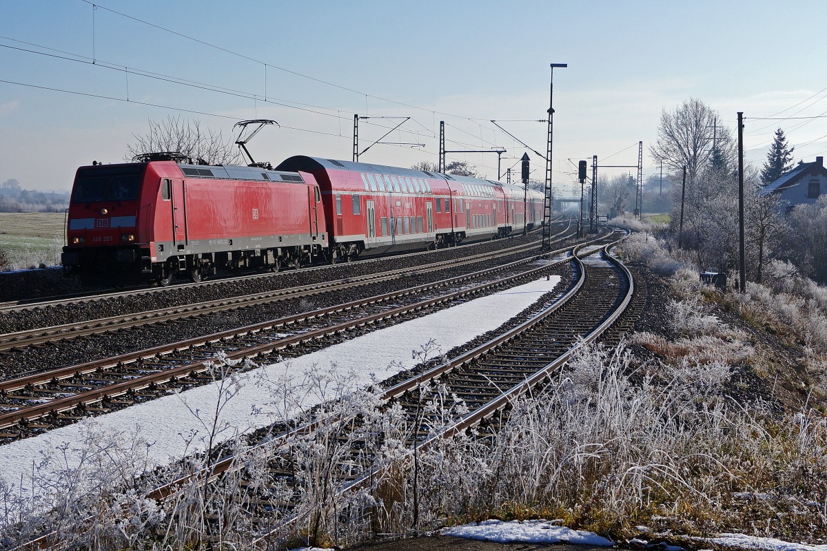 DB: IRE Konstanz-Karlsruhe mit 146 203 bei Welschingen-Neuhausen am 17. Dezember 2013.
Foto: Walter Ruetsch