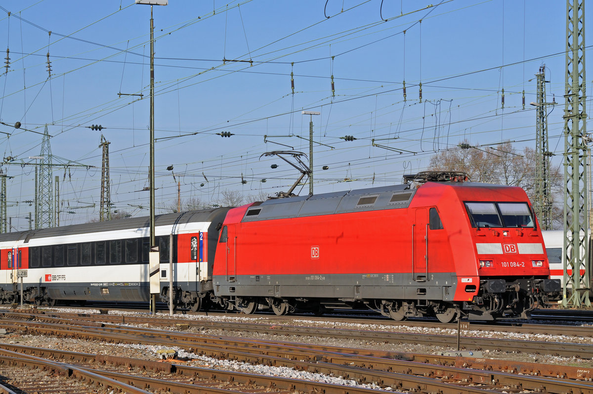DB Lok 101 084-2 durchfährt den Badischen Bahnhof. Die Aufnahme stammt vom 30.11.2016.