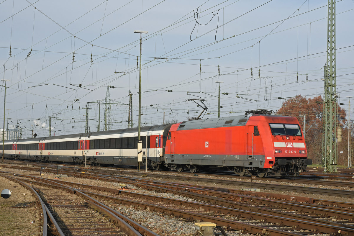 DB Lok 101 087-5 fährt beim badischen Bahnhof ein. Die Aufnahme stammt vom 21.11.2018.