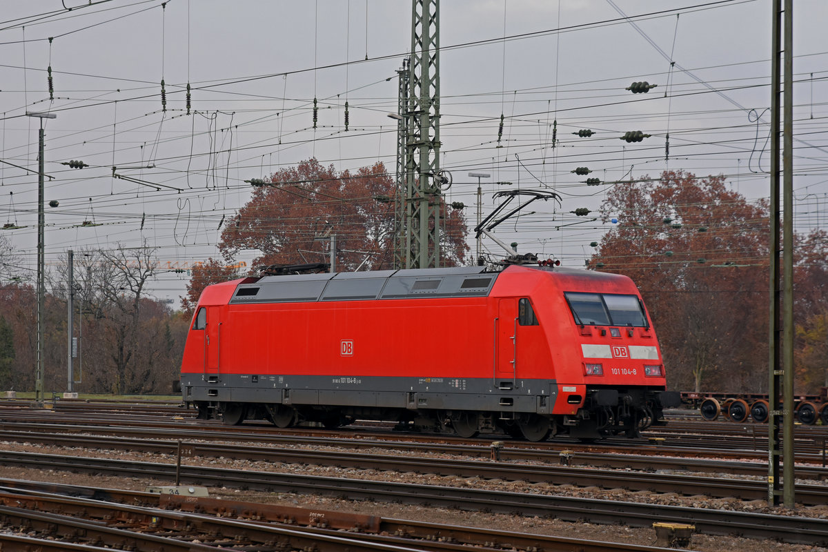 DB Lok 101 104-8 durchfährt den badischen Bahnhof. Die Aufnahme stammt vom 20.11.2018. 