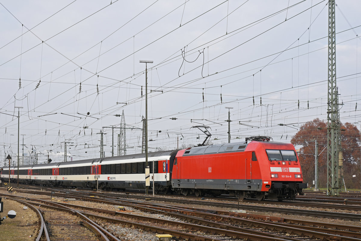 DB Lok 101 104-8 fährt beim badischen Bahnhof ein. Die Aufnahme stammt vom 20.11.2018.
