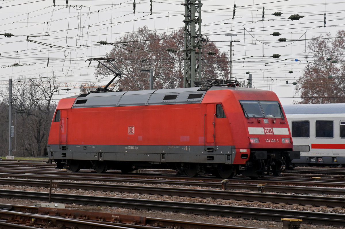 DB Lok 101 106-3 durchfährt solo den badischen Bahnhof. Die Aufnahme stammt vom 15.12.2018.