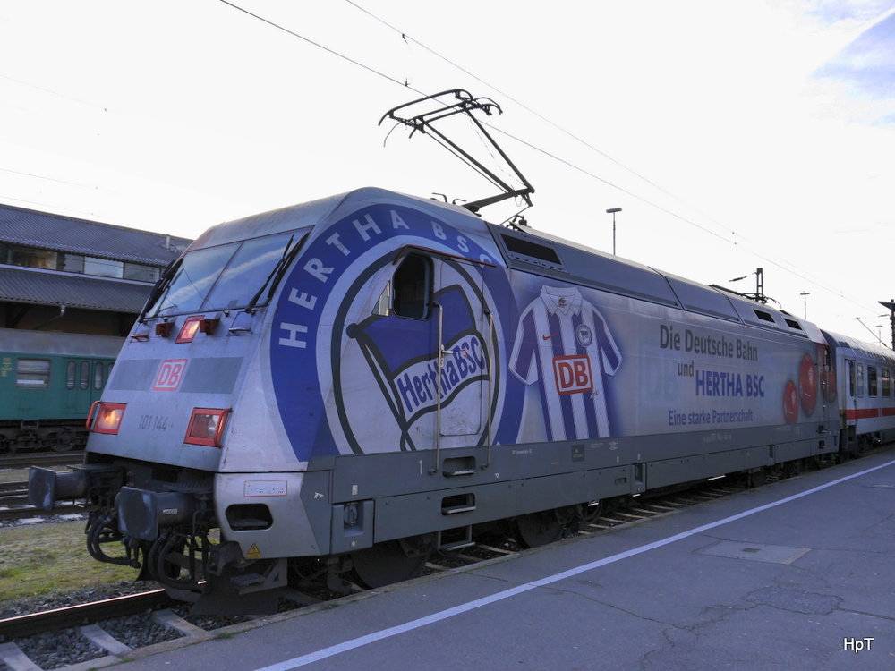DB - Lok 101 144-4 vor IC im Bahnhof Konstanz am 13.12.2014