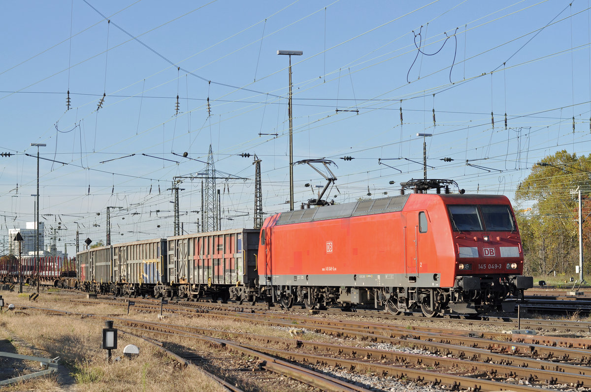 DB Lok 145 049-3 durchfährt den Badischen Bahnhof. Die Aufnahme stammt vom 17.10.2017.