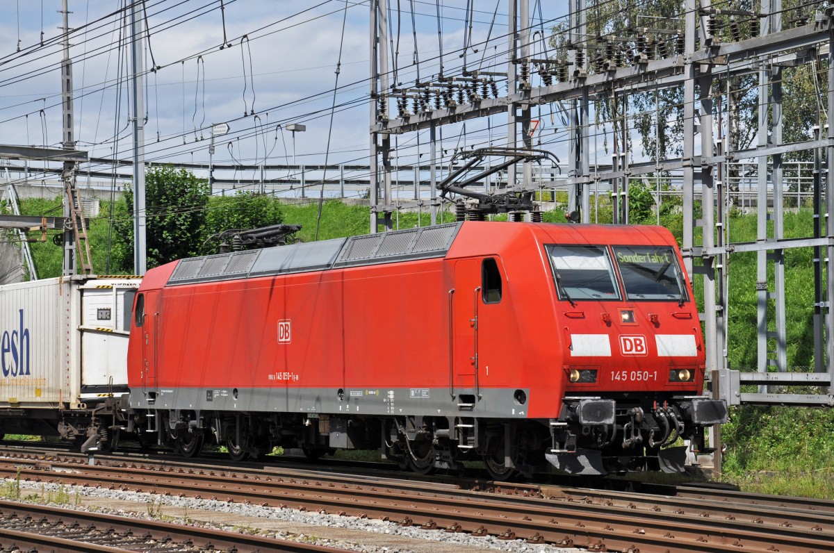 DB Lok 145 050-1 durchfährt den Bahnhof Muttenz. Die Aufnahme stammt vom 22.08.2014.