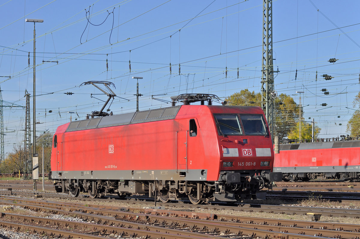 DB Lok 145 061-8 durchfährt den Badischen Bahnhof. Die Aufnahme stammt vom 17.10.2017.