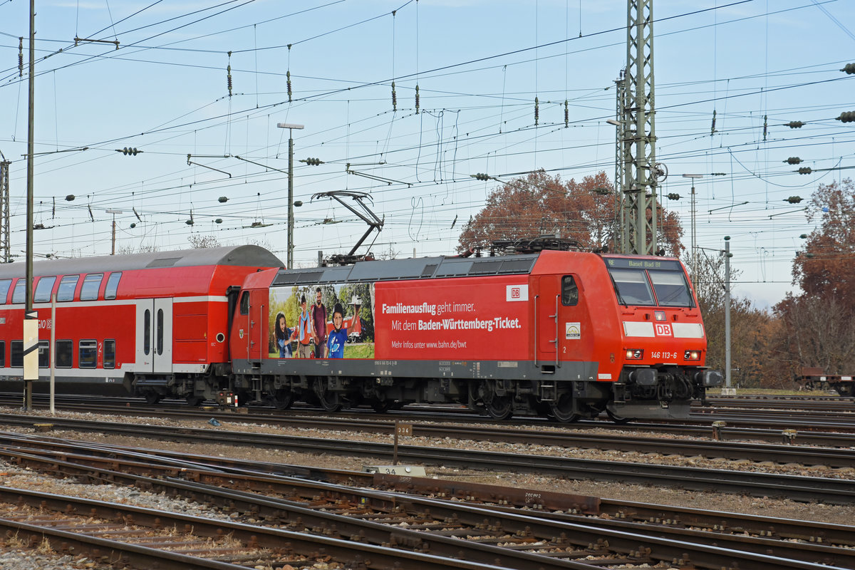 DB Lok 146 113-6 fährt beim badischen Bahnhof ein. Die Aufnahme stammt vom 23.11.2018.