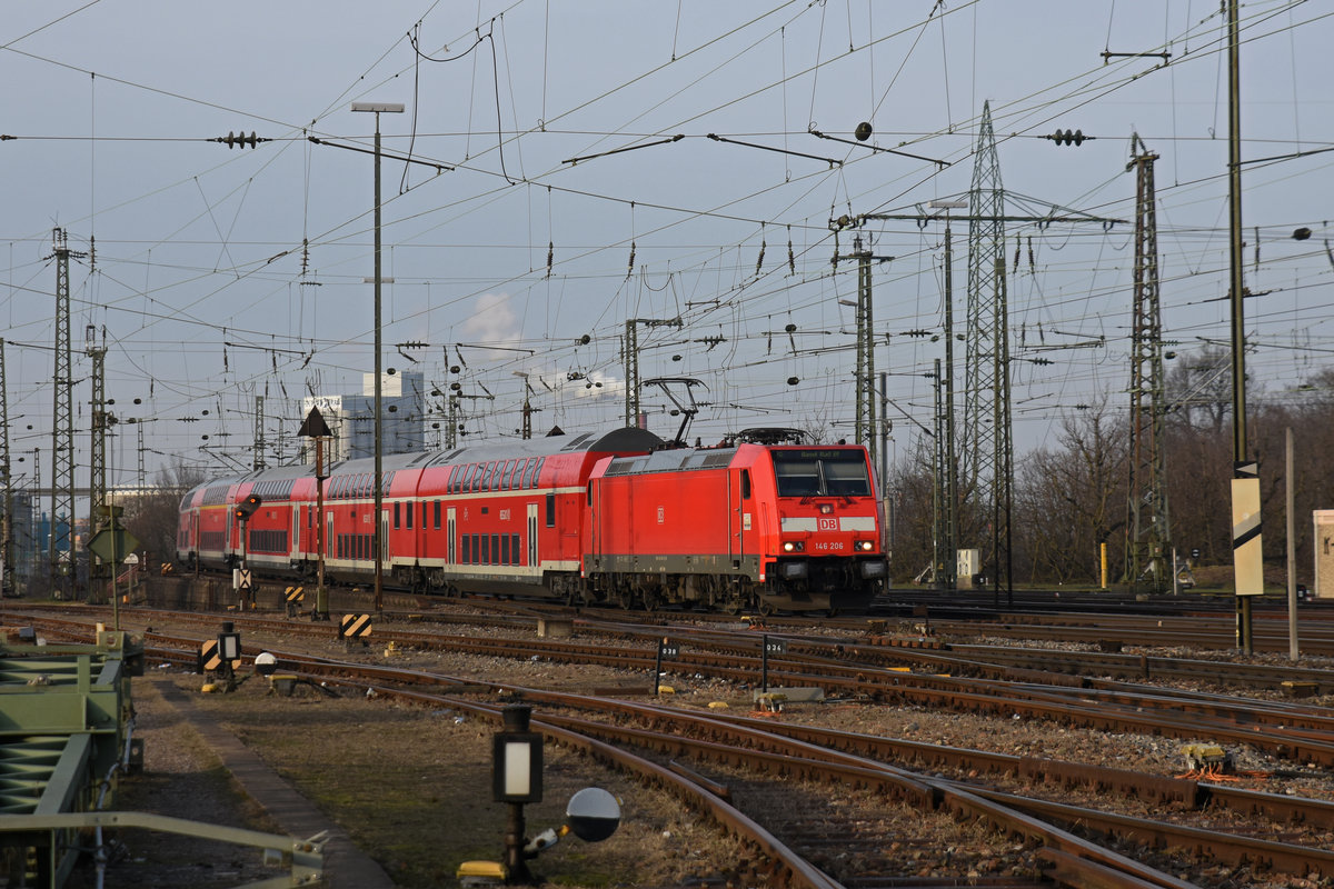 DB Lok 146 206-8 fährt beim badischen Bahnhof ein. Die Aufnahme stammt vom 27.12.2018.