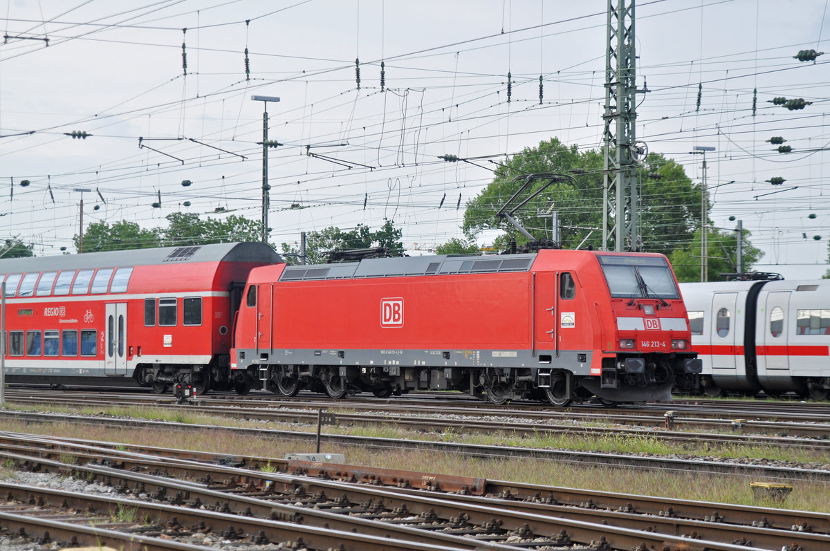 DB Lok 146 213-4 fährt beim Badischen Bahnhof ein. Die Aufnahme stammt vom 24.08.2017.