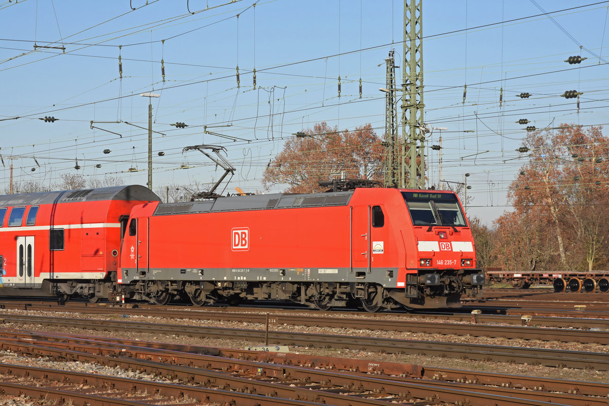 DB Lok 146 235-7 fährt beim badischen Bahnhof ein. Die Aufnahme stammt vom 12.12.2018.