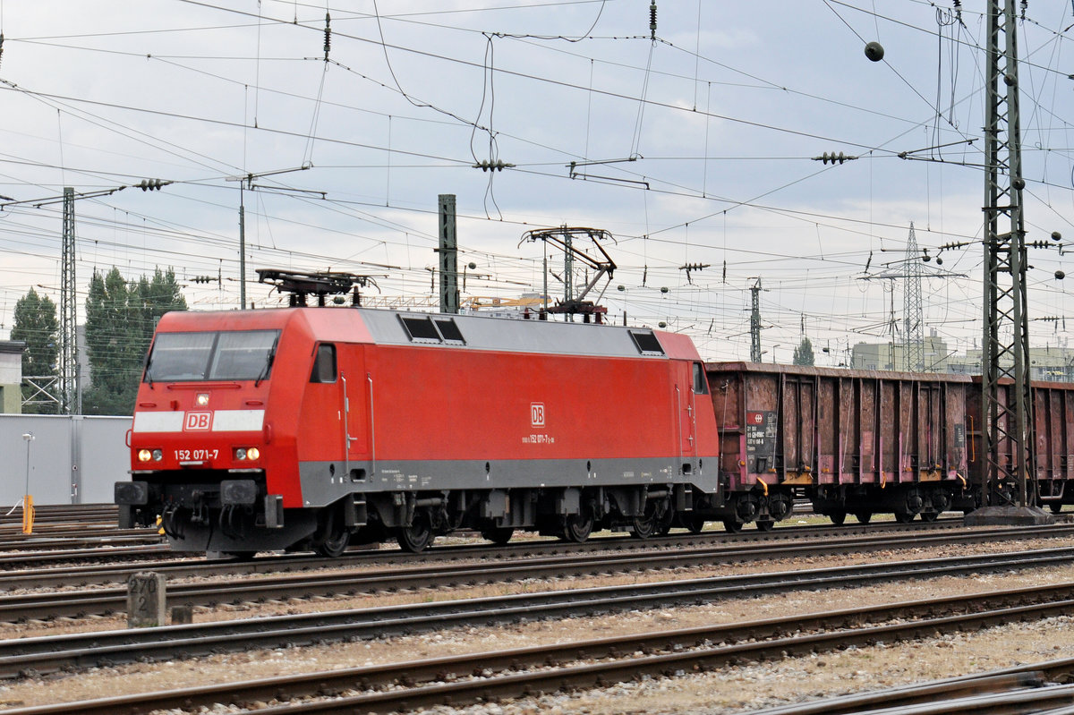 DB Lok 152 071-7 durchfährt den Badischen Bahnhof. Die Aufnahme stammt vom 17.10.2016.