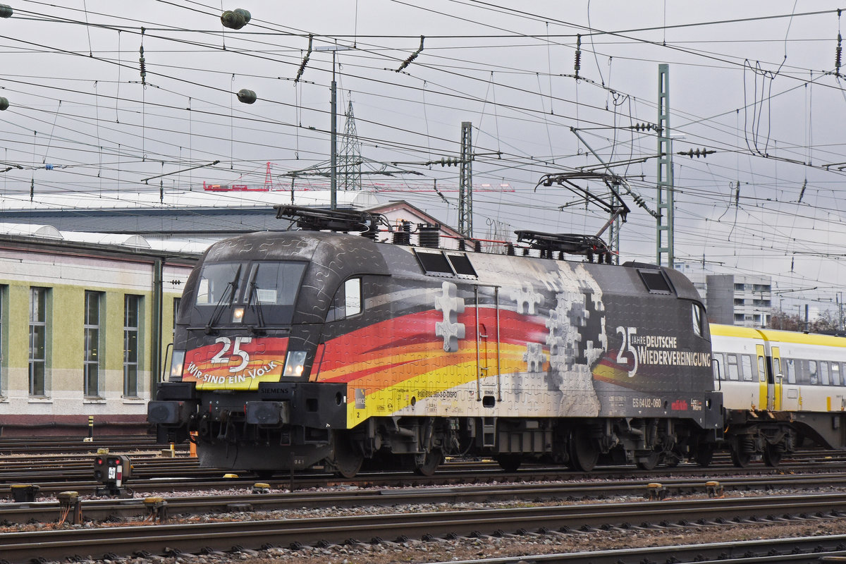 DB Lok 182 560-3 mit der Werbung für 25 Jahre Wiedervereinigung, durchfährt den badischen Bahnhof. Die Aufnahme stammt vom 09.01.2019.