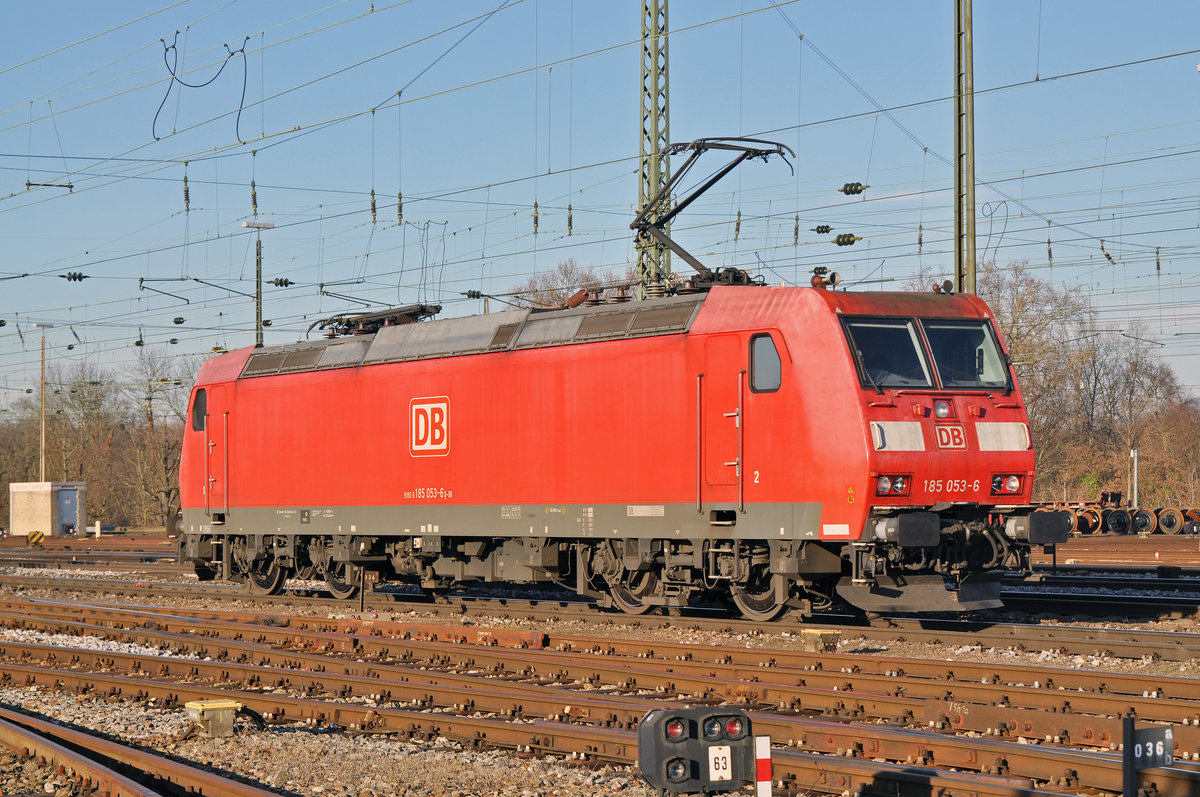 DB Lok 185 053-6 durchfährt den Badischen Bahnhof. Die Aufnahme stammt vom 01.12.2016.