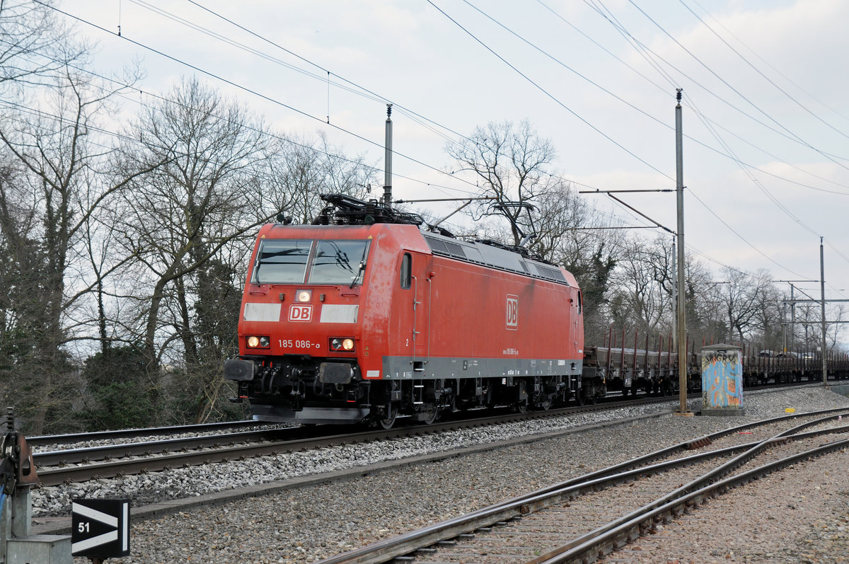 DB Lok 185 086-6 durchfährt den Bahnhof Kaiseraugst. Die Aufnahme stammt vom 27.02.2018.