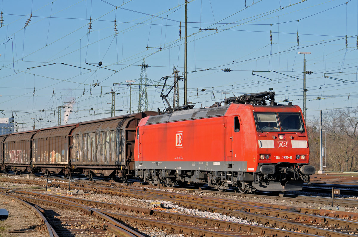 DB Lok 185 086-6 durchfährt den Badischen Bahnhof. Die Aufnahme stammt vom 01.12.2016.