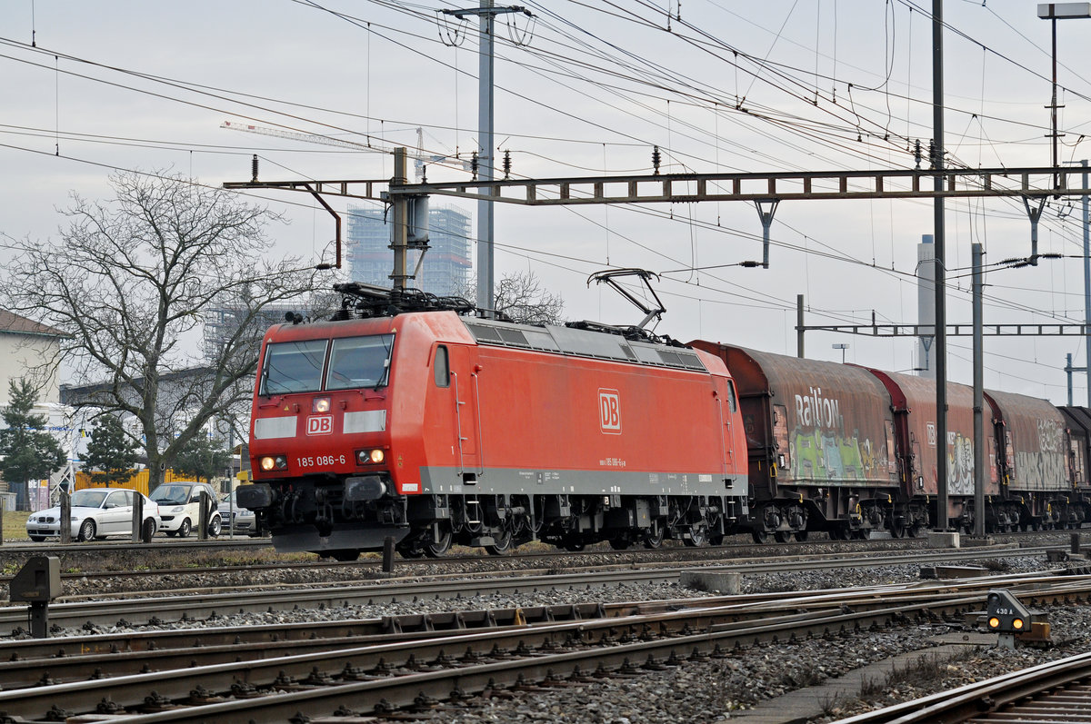 DB Lok 185 086-6 durchfährt den Bahnhof Pratteln. Die Aufnahme stammt vom 07.02.2017.