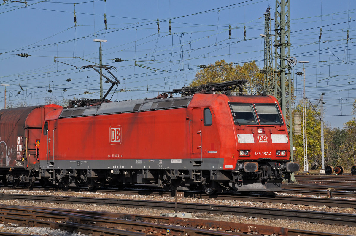 DB Lok 185 087-4 durchfährt den Badischen Bahnhof. Die Aufnahme stammt vom 01.11.2017.