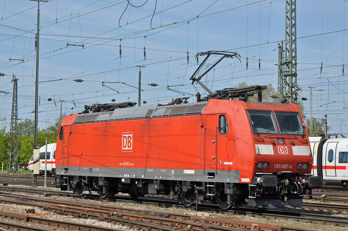 DB Lok 185 087-4 durchfährt solo den Badischen Bahnhof. Die Aufnahme stammt vom 20.04.2018.
