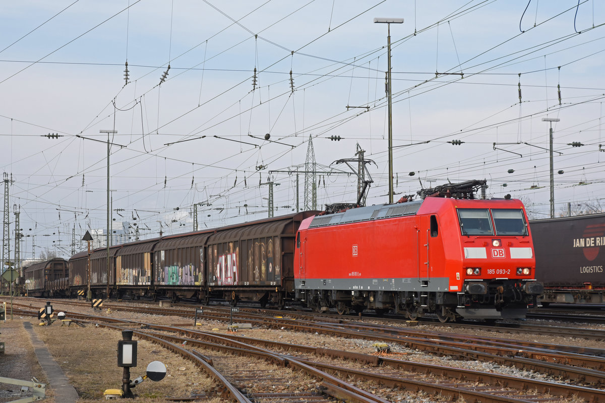 DB Lok 185 093-2 durchfährt den badischen Bahnhof. Die Aufnahme stammt vom 21.11.2018.