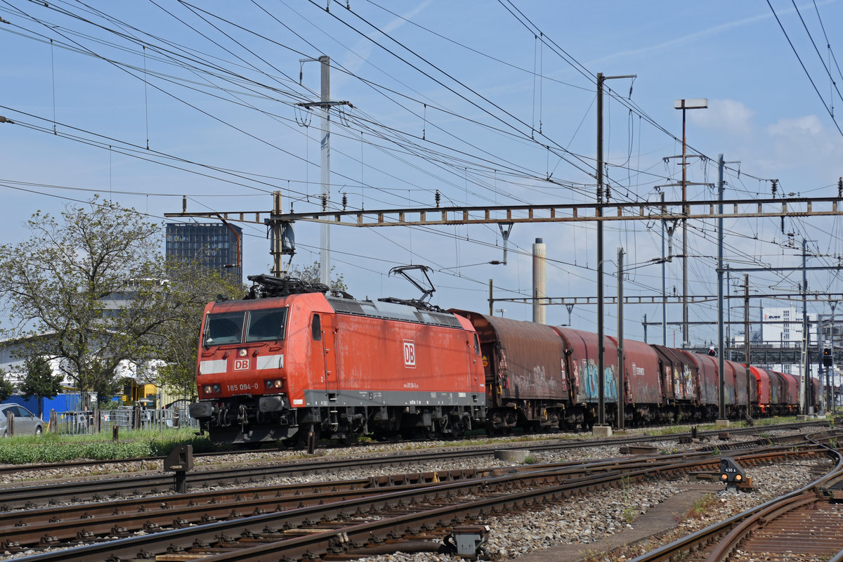 DB Lok 185 094-0 durchfährt den Bahnhof Pratteln. Die Aufnahme stammt vom 25.04.2018.