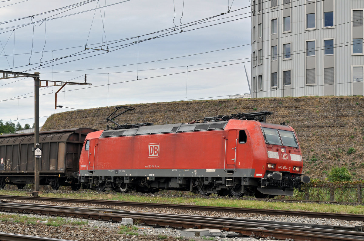 DB Lok 185 094-0 durchfährt den Bahnhof Pratteln. Die Aufnahme stammt vom 16.09.2016.