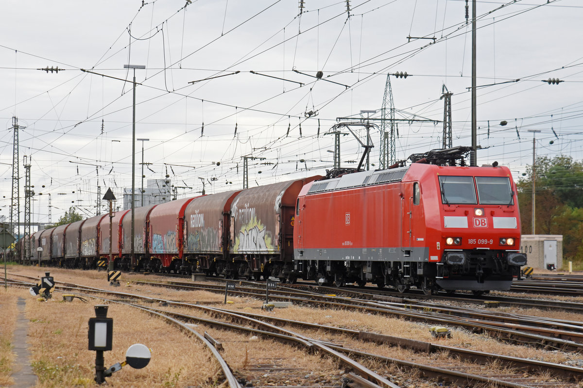 DB Lok 185 099-9 durchfährt den badischen Bahnhof. Die Aufnahme stammt vom 21.09.2018.