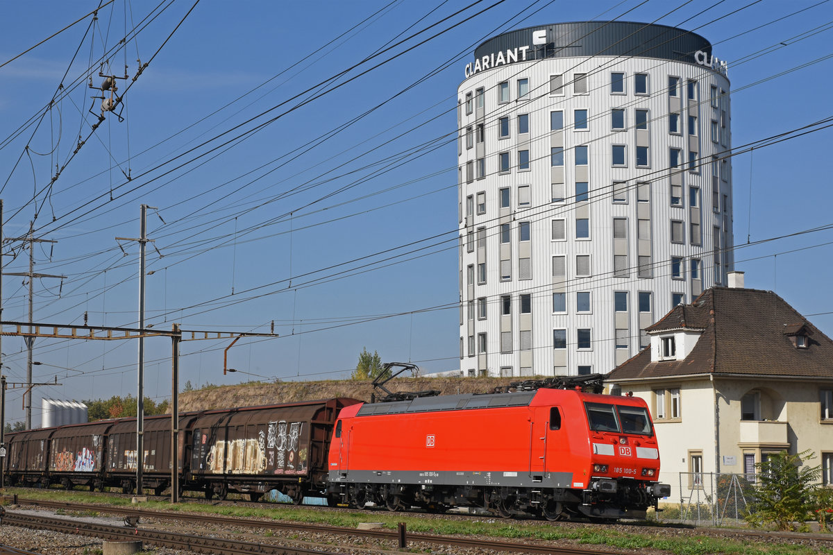 DB Lok 185 100-5 durchfährt den Bahnhof Pratteln. Die Aufnahme stammt vom 16.10.2018.