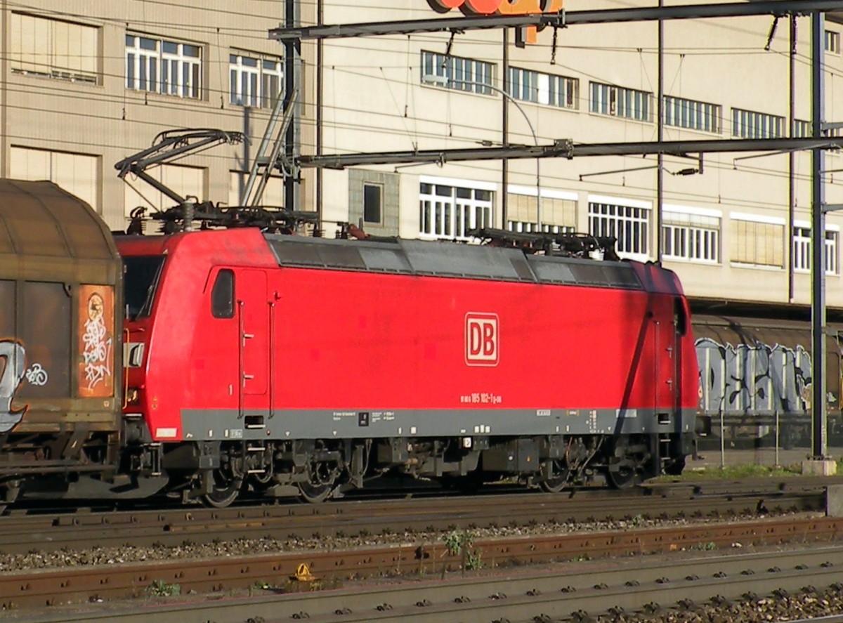 DB Lok 185 102-1 durchfährt den Bahnhof Pratteln. Die Aufnahme stammt vom 07.12.2013.