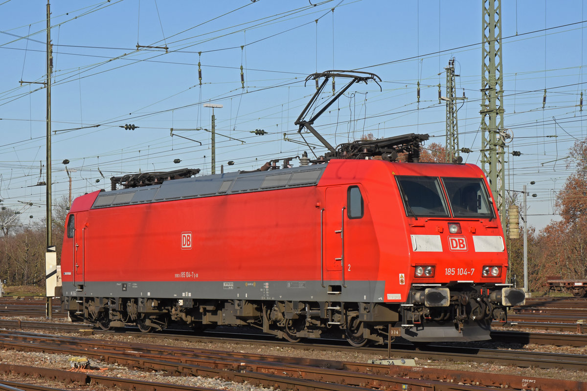 DB Lok 185 104-7 durchfährt den badischen Bahnhof. Die Aufnahme stammt vom 12.12.2018.