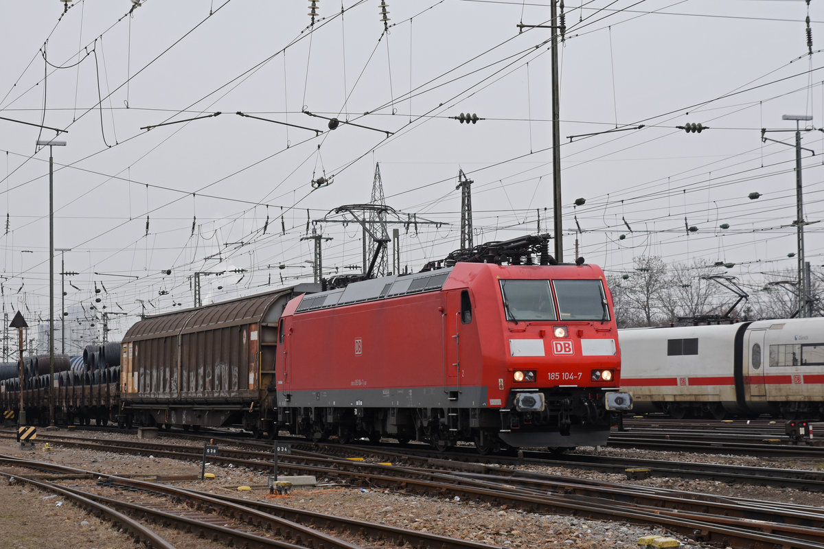 DB Lok 185 104-7 durchfährt den badischen Bahnhof. Die Aufnahme stammt vom 11.01.2019.