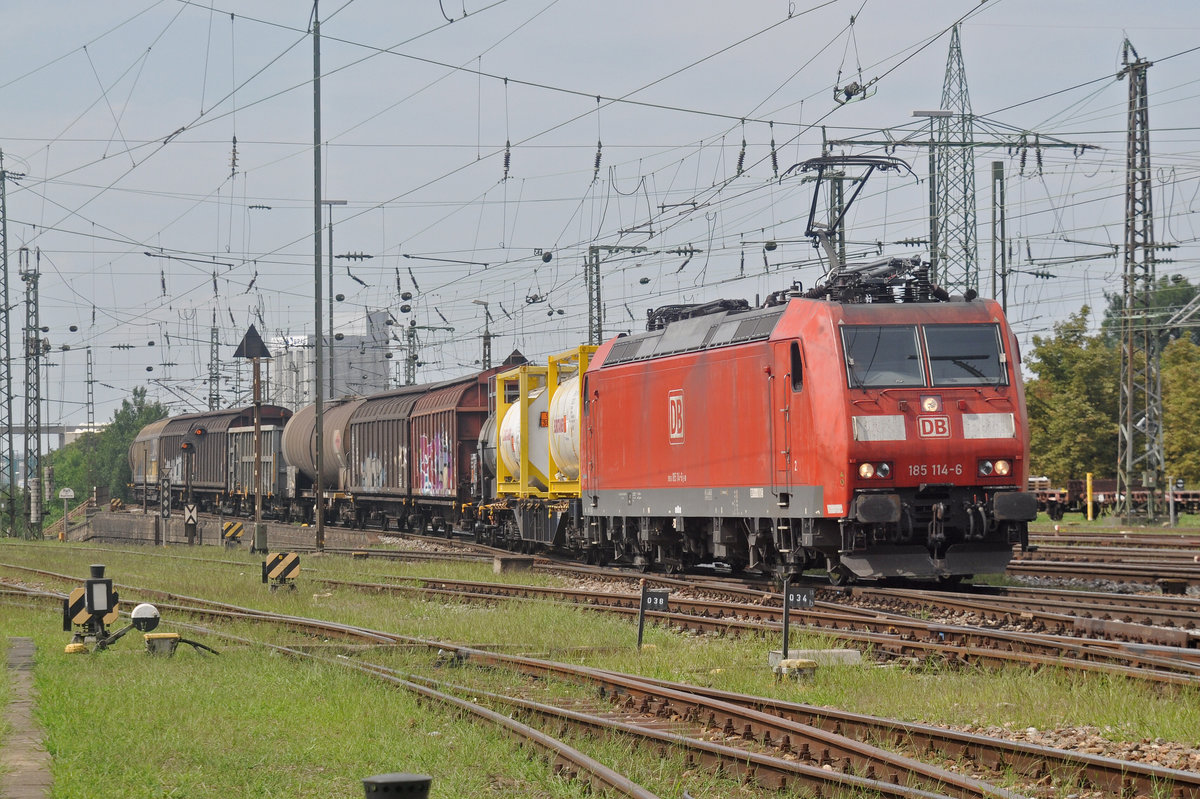 DB Lok 185 114-6 durchfährt den Badischen Bahnhof. Die Aufnahme stammt vom 03.08.2017.