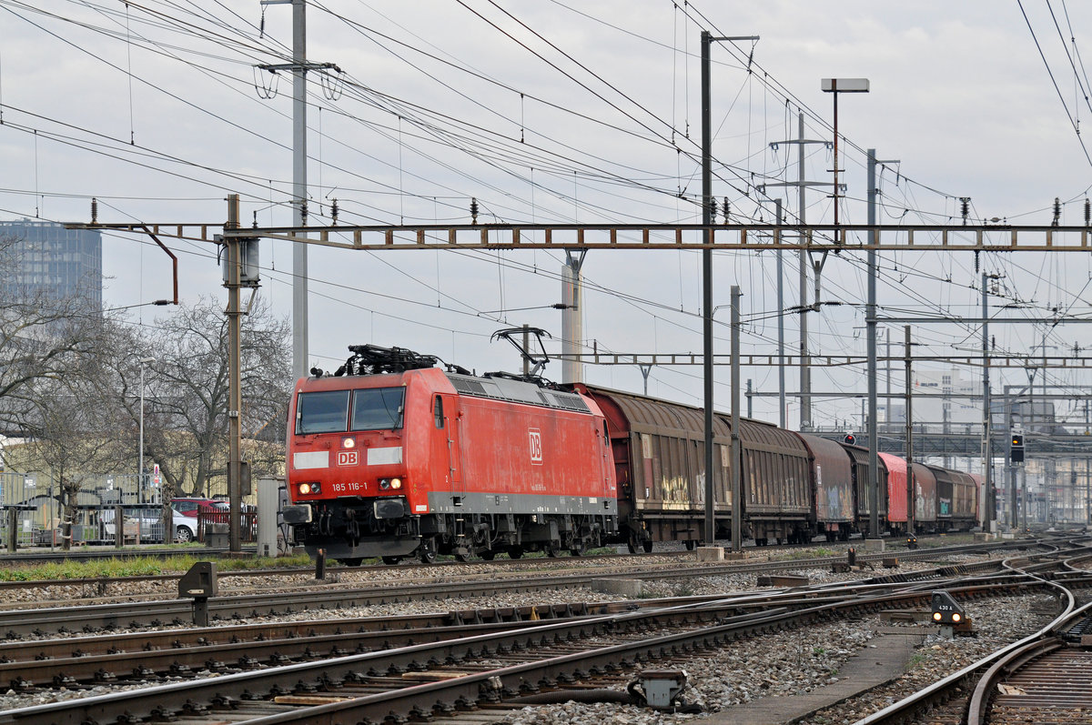 DB Lok 185 116-1 durchfährt den Bahnhof Pratteln. Die Aufnahme stammt vom 09.01.2018.