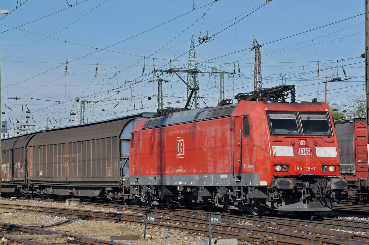 DB Lok 185 118-7 durchfährt den Badischen Bahnhof. Die Aufnahme stammt vom 26.10.2017.