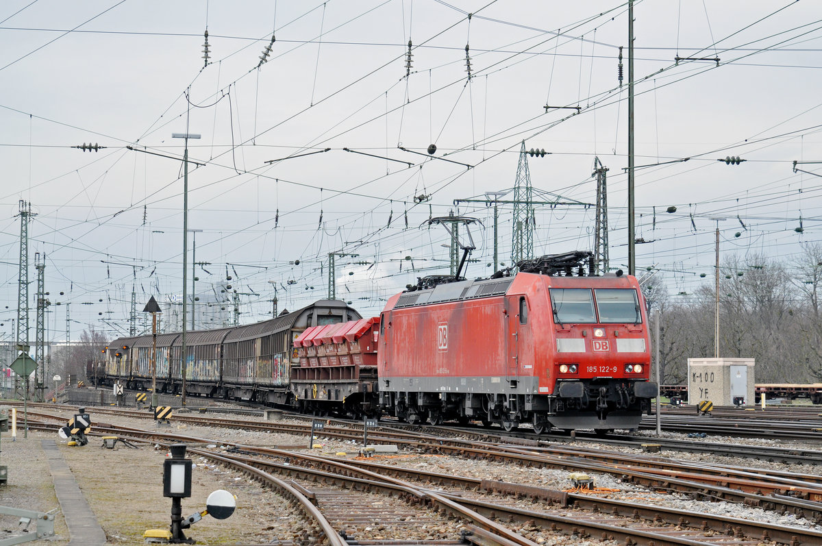 DB Lok 185 122-9 durchfährt den Badischen Bahnhof. Die Aufnahme stammt vom 15.03.2018.