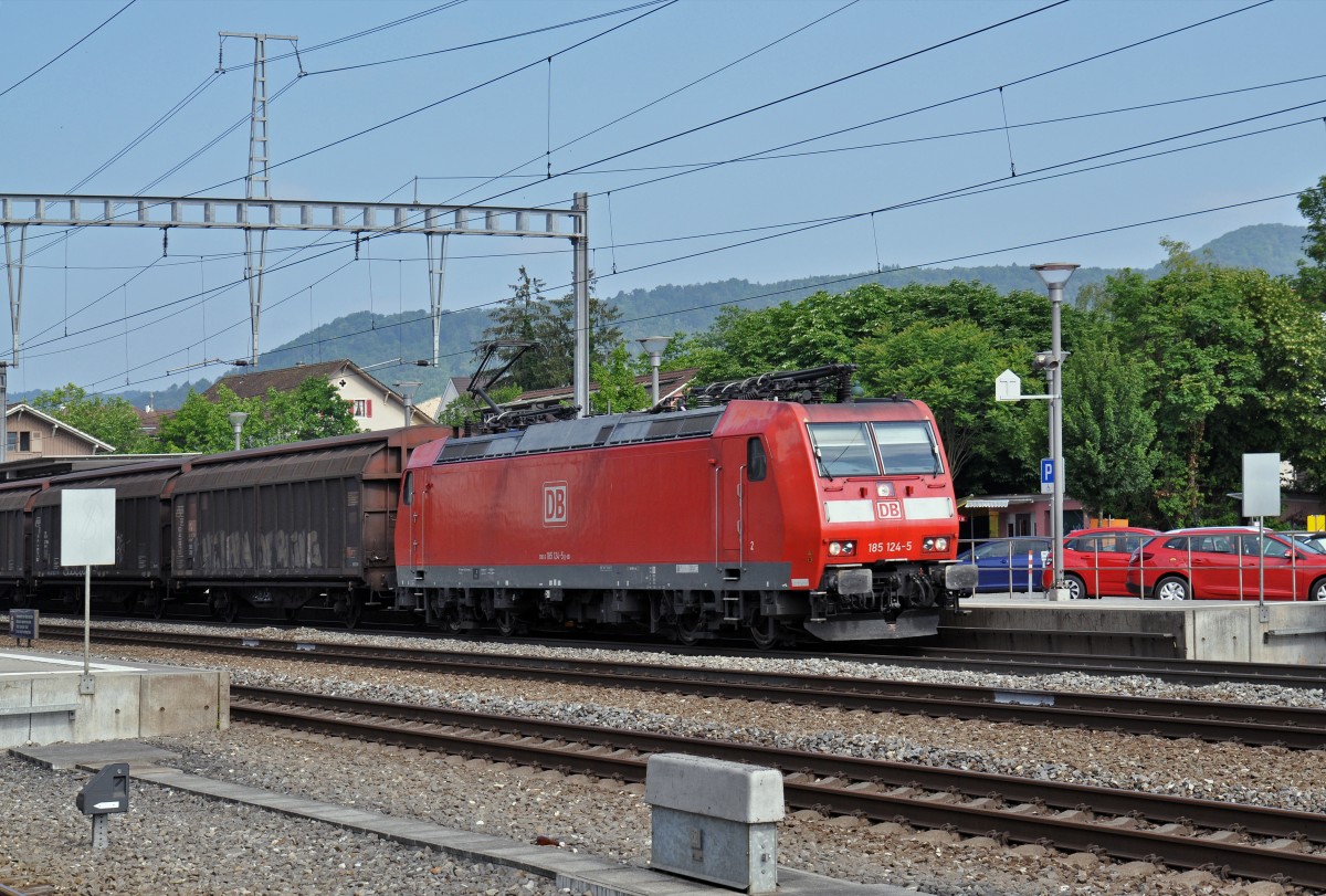 DB Lok 185 124-5 durchfährt den Bahnhof Sissach. Die Aufnahme stammt vom 11.06.2015.
