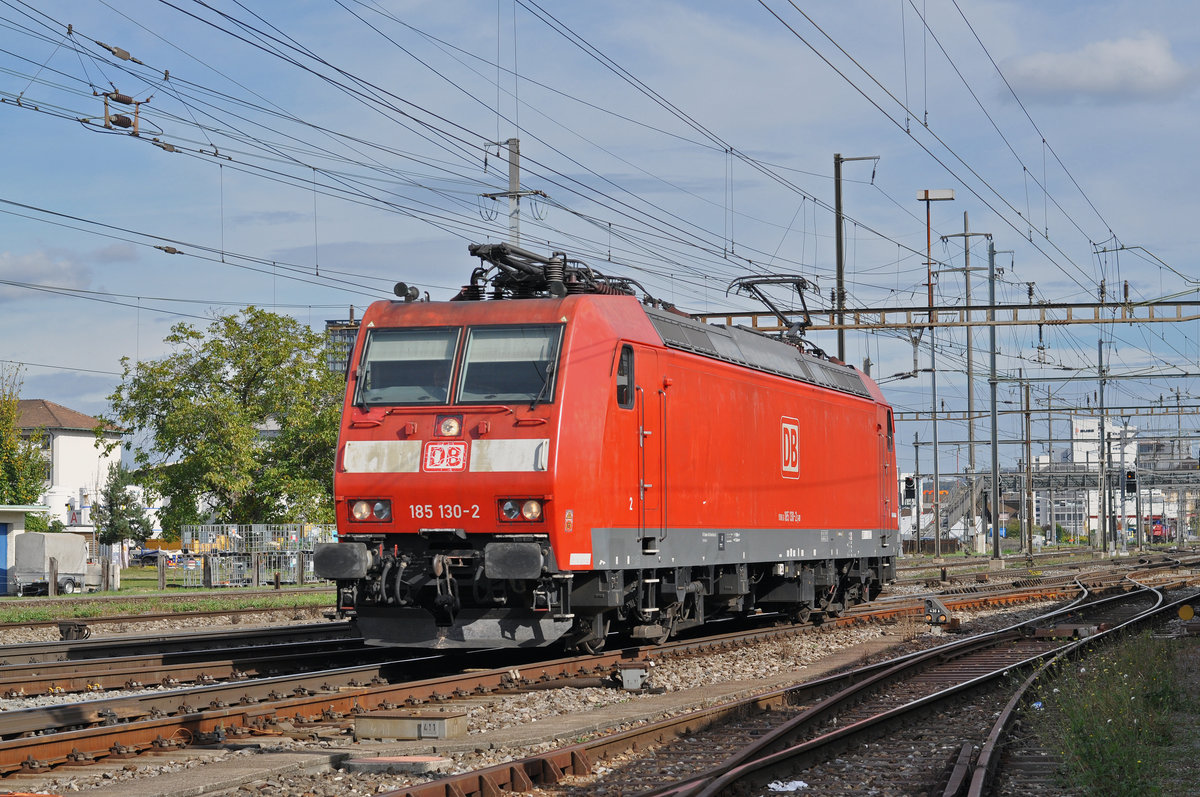 DB Lok 185 130-2 durchfährt den Bahnhof Pratteln. Die Aufnahme stammt vom 10.10.2017