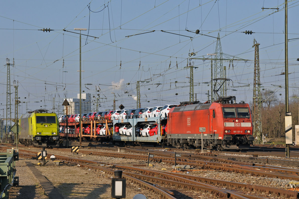 DB Lok 185 131-0 durchfährt den Badischen Bahnhof. Die Lok 119 008-0 wird aufgerüstet. Die Aufnahme stammt vom 13.01.2018.