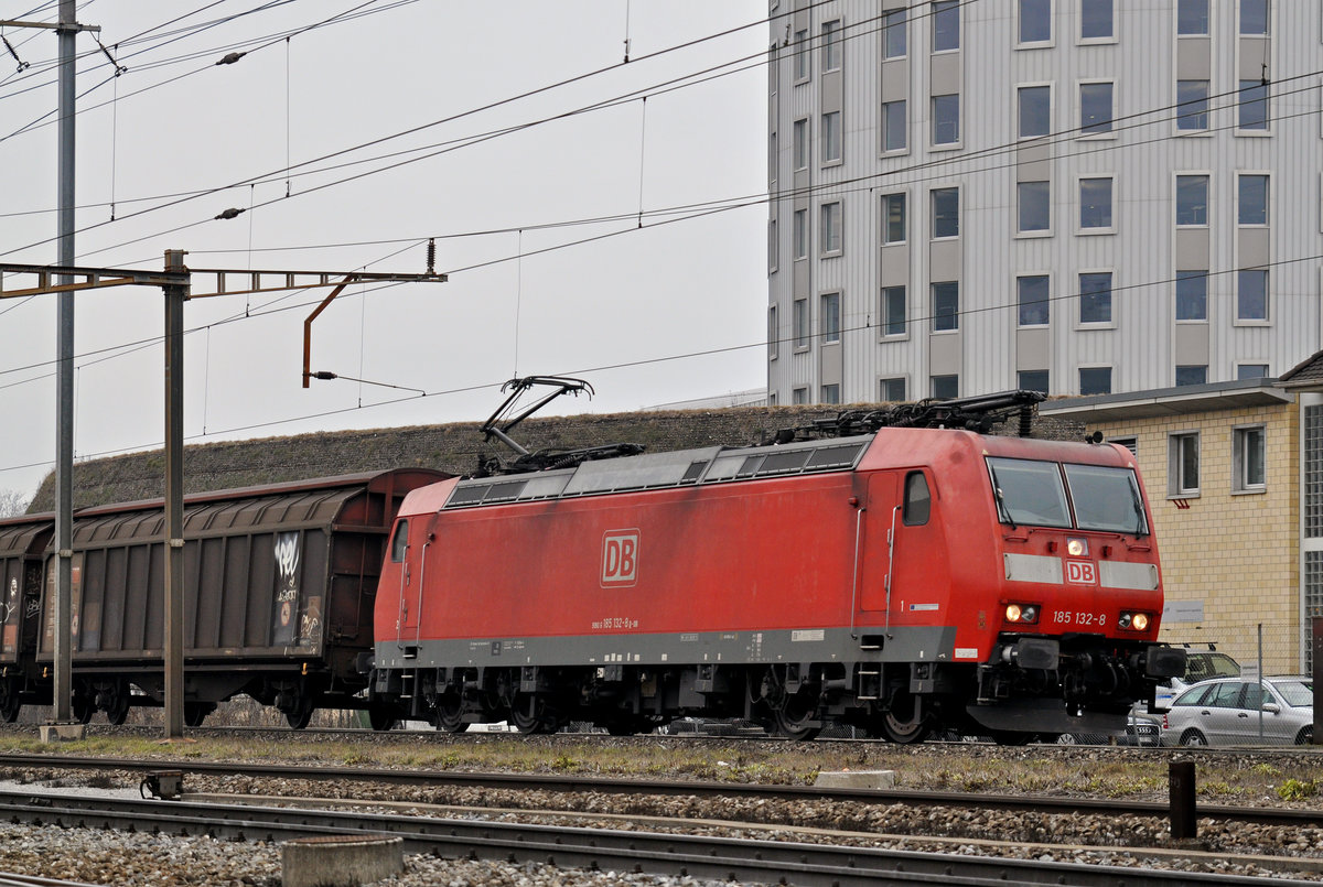 DB Lok 185 131-8 durchfährt den Bahnhof Pratteln. Die Aufnahme stammt vom 13.02.2017.