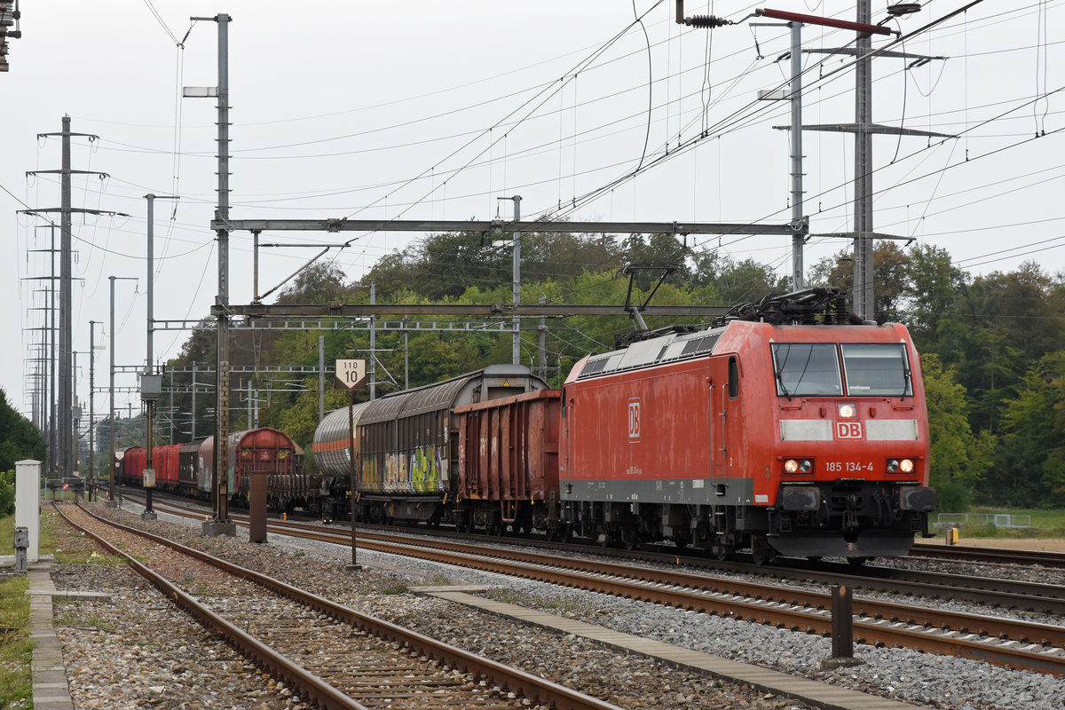 DB Lok 185 134-4 durchfährt den Bahnhof Möhlin. Die Aufnahme stammt vom 06.09.2018.