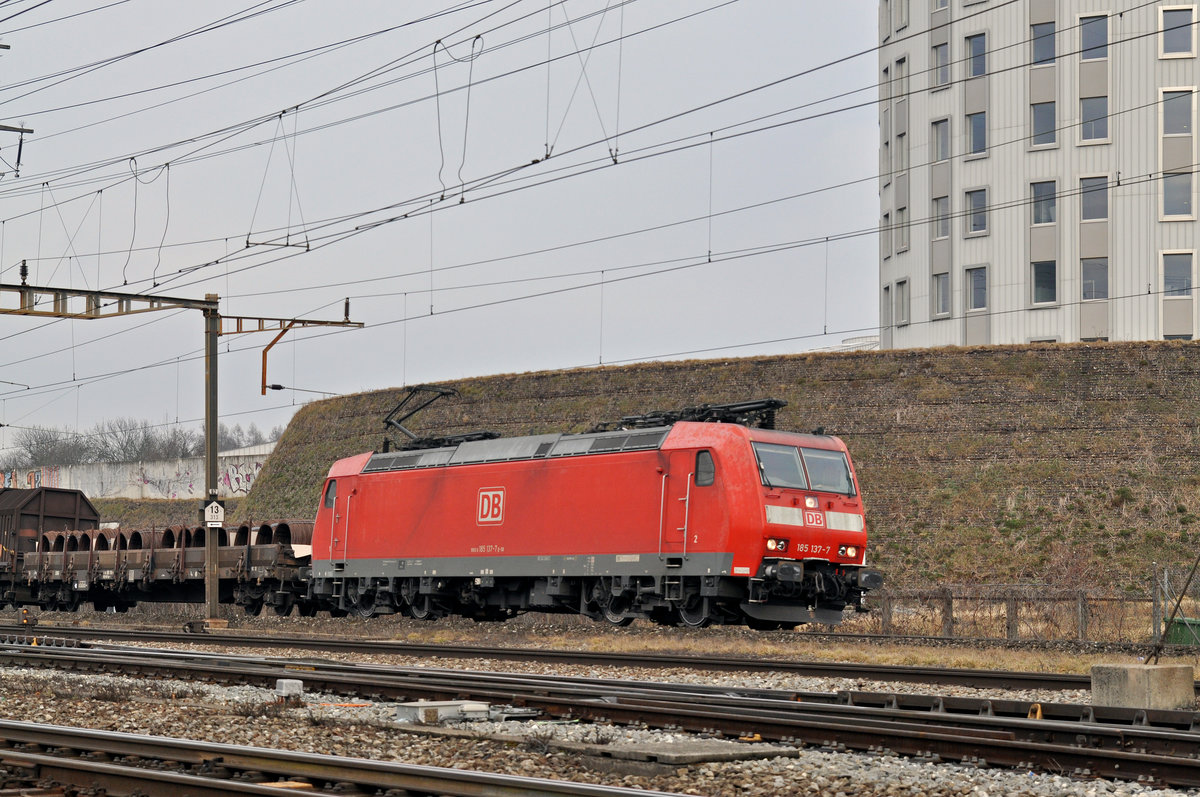 DB Lok 185 137-7 durchfährt den Bahnhof Pratteln. Die Aufnahme stammt vom 07.02.2017.