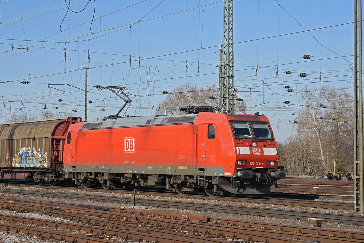 DB Lok 185 153-4 durchfährt den badischen Bahnhof. Die Aufnahme stammt vom 26.02.2019.