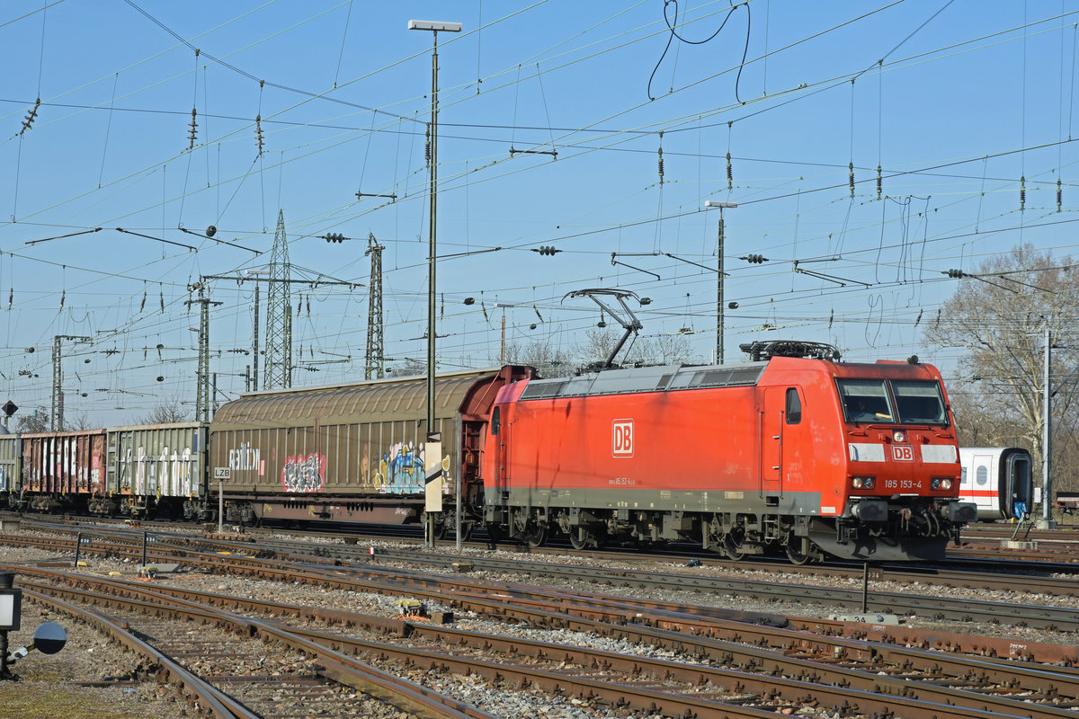 DB Lok 185 153-4 durchfährt den badischen Bahnhof. Die Aufnahme stammt vom 26.02.2019.