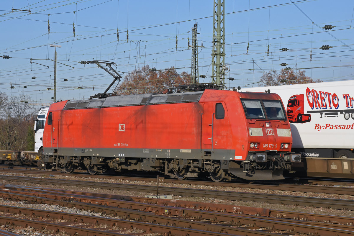 DB Lok 185 179-9 durchfährt den badischen Bahnhof. Die Aufnahme stammt vom 12.12.2018.